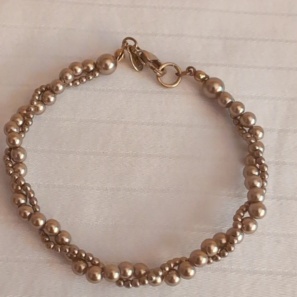 Elegant White and Gold Tone Vintage Beaded Bracelet Set - Picture 4 of 5